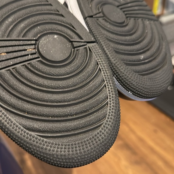 Jordan 1 mid Heat Reactive- 9.5M - Picture 8 of 8